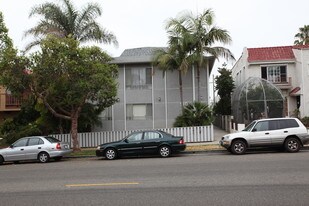 16TH910 in Santa Monica, CA - Building Photo