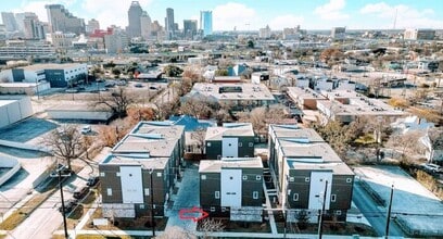 210 W Poplar St in San Antonio, TX - Building Photo - Building Photo