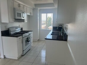 Mountain View Manor Apartments in Chatsworth, CA - Building Photo - Building Photo