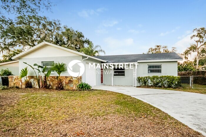 107 Inwood Cir in Brandon, FL - Building Photo