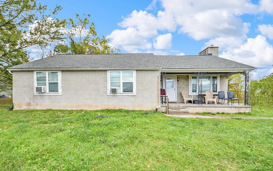15803 Old Frederick Rd in Emmitsburg, MD - Building Photo
