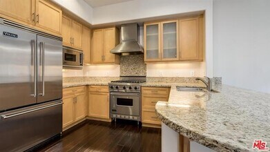 4050 Glencoe Ave, Unit 215 in Marina Del Rey, CA - Building Photo - Building Photo