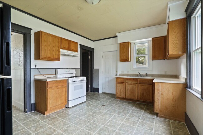 1921 N Bond St, Unit 1 in Saginaw, MI - Building Photo - Building Photo