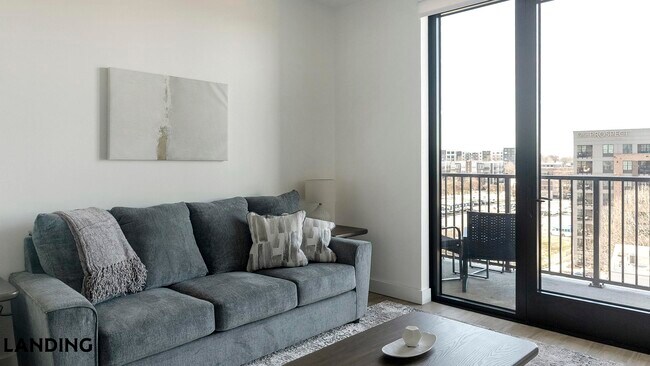 1007 S Mint St, Unit 820 in Charlotte, NC - Foto de edificio - Building Photo