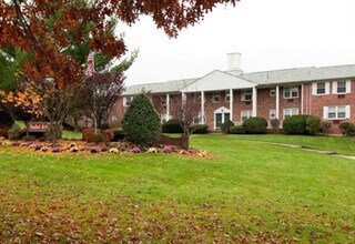 Bradford Arms Apartments in Cedar Grove, NJ - Foto de edificio - Building Photo