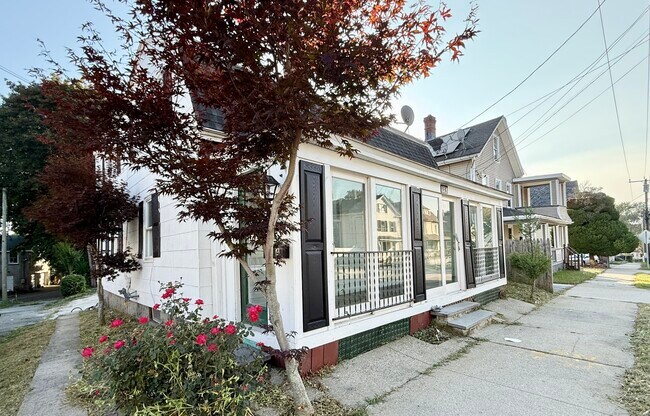 94 Blackhall St in New London, CT - Building Photo - Building Photo