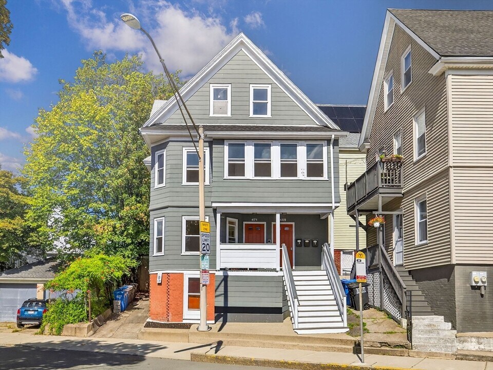 469 Medford St in Somerville, MA - Building Photo