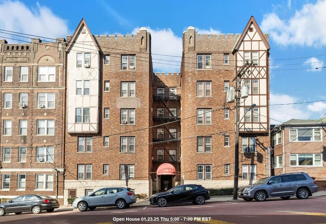 6015 JFK Blvd E in West New York, NJ - Building Photo