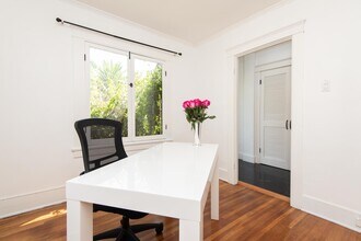 2001 1/2 Pinehurst Rd, Unit 2001 12 in Los Angeles, CA - Building Photo - Building Photo