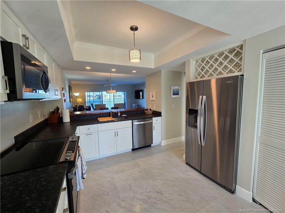185 NE Edgewater Dr in Stuart, FL - Foto de edificio