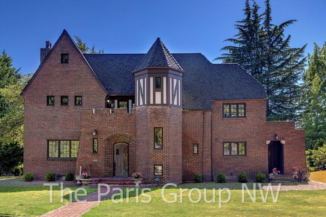 1805 NW Blue Ridge Dr in Seattle, WA - Building Photo