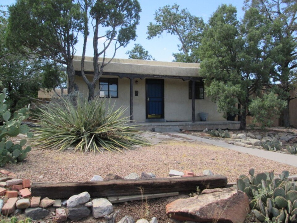 1201 Princeton Dr SE in Albuquerque, NM - Building Photo