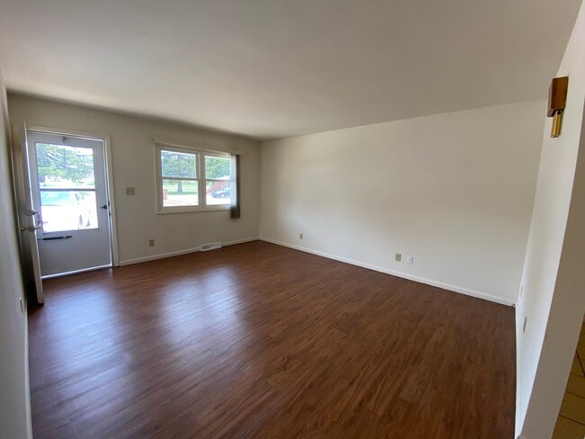 211 S Pfeffer Rd, Unit 3 in Urbana, IL - Foto de edificio - Building Photo