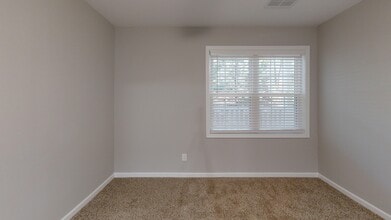 Carolina Oaks in Greensboro, NC - Building Photo - Building Photo