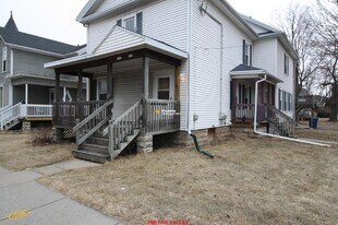102 W Irving Ave in Oshkosh, WI - Building Photo