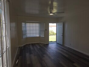 15726 Halldale Ave in Gardena, CA - Foto de edificio - Building Photo