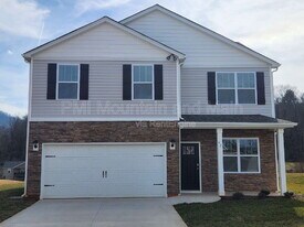 92 Queen Vly Wy in Waynesville, NC - Building Photo