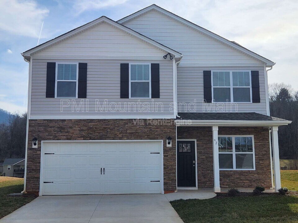 92 Queen Vly Wy in Waynesville, NC - Building Photo