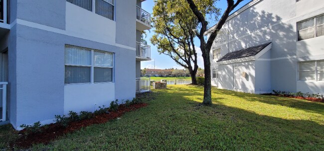 8640 SW 212th St in Cutler Bay, FL - Foto de edificio - Building Photo