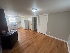 34 Plymouth St, Unit 2R in Pembroke, MA - Foto de edificio - Building Photo