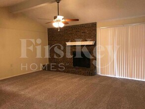 5613 Cork Ln, Unit 213 in Fort Worth, TX - Building Photo - Building Photo
