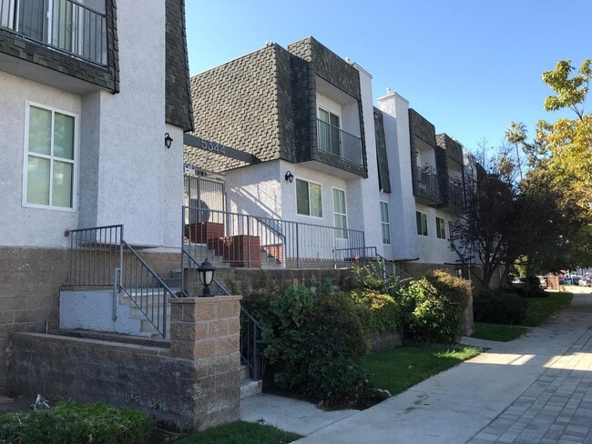 Barclay Square Apartment in Sherman Oaks, CA - Building Photo - Building Photo