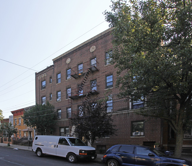 75 Grant Ave in Brooklyn, NY - Foto de edificio - Building Photo