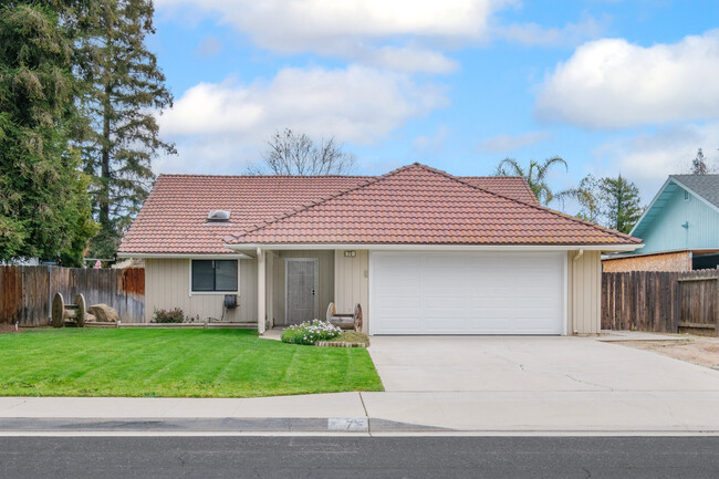 75 McKelvy Ave in Clovis, CA - Building Photo - Building Photo