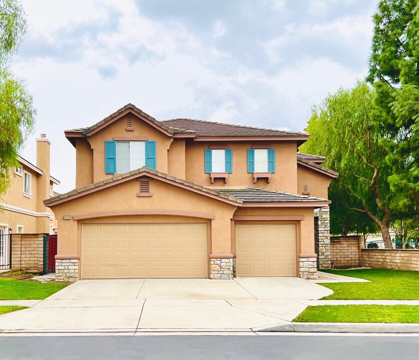 9503 Shadowgrove Dr in Rancho Cucamonga, CA - Foto de edificio