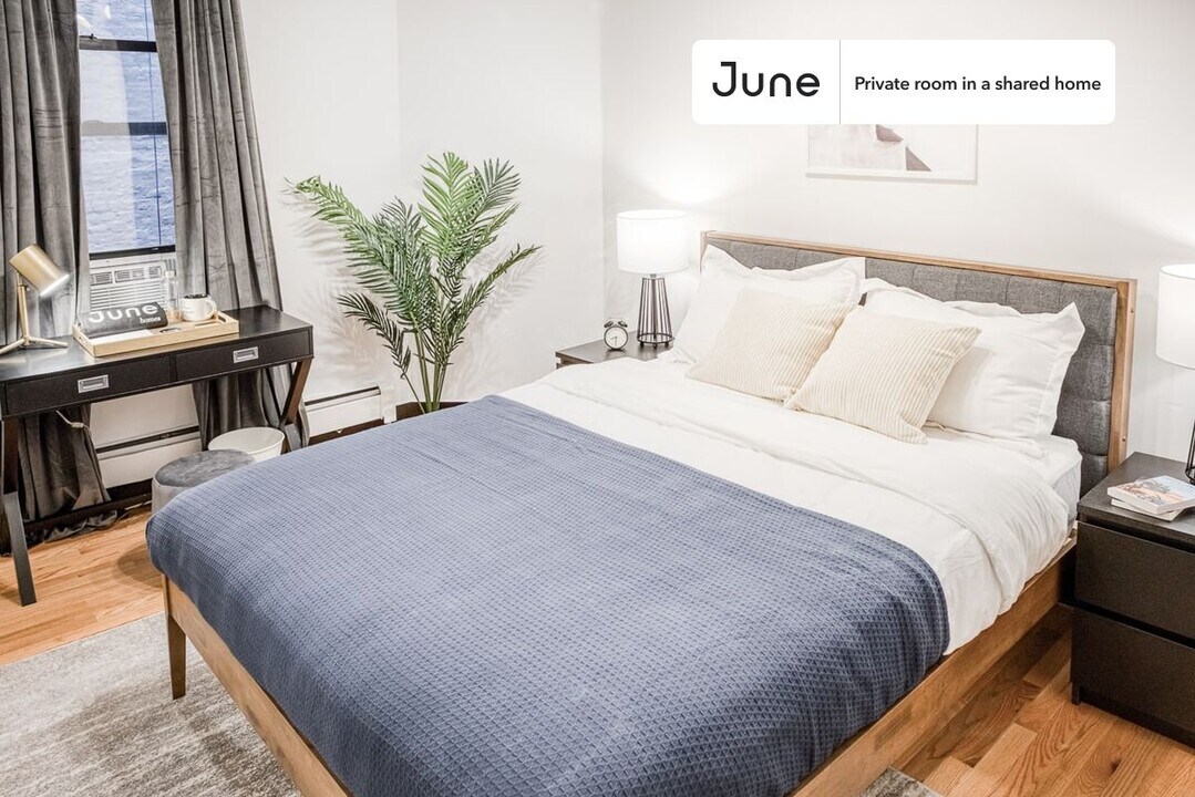 Private bedroom in 5 bed/1 bath Home in New York, NY - Building Photo