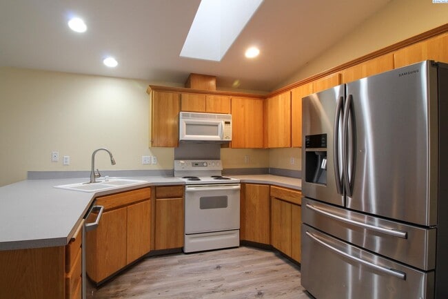 8215 Camano Dr in Pasco, WA - Building Photo - Building Photo