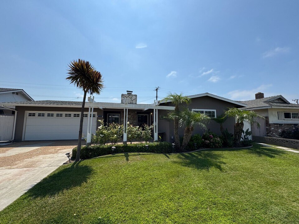 7802 Rhine Dr in Huntington Beach, CA - Building Photo