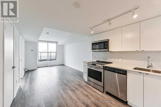 1401 O'Connor Dr in Toronto, ON - Building Photo - Building Photo