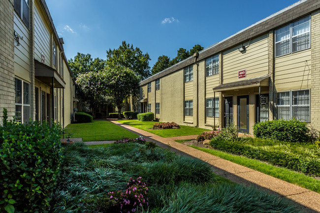 Grahamwood Place in Memphis, TN - Building Photo - Building Photo