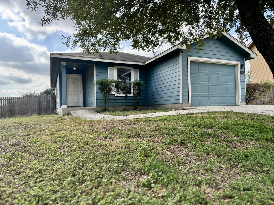 6950 Lunar Way in Converse, TX - Building Photo