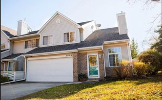 1055 68th St, Unit 5 in West Des Moines, IA - Building Photo