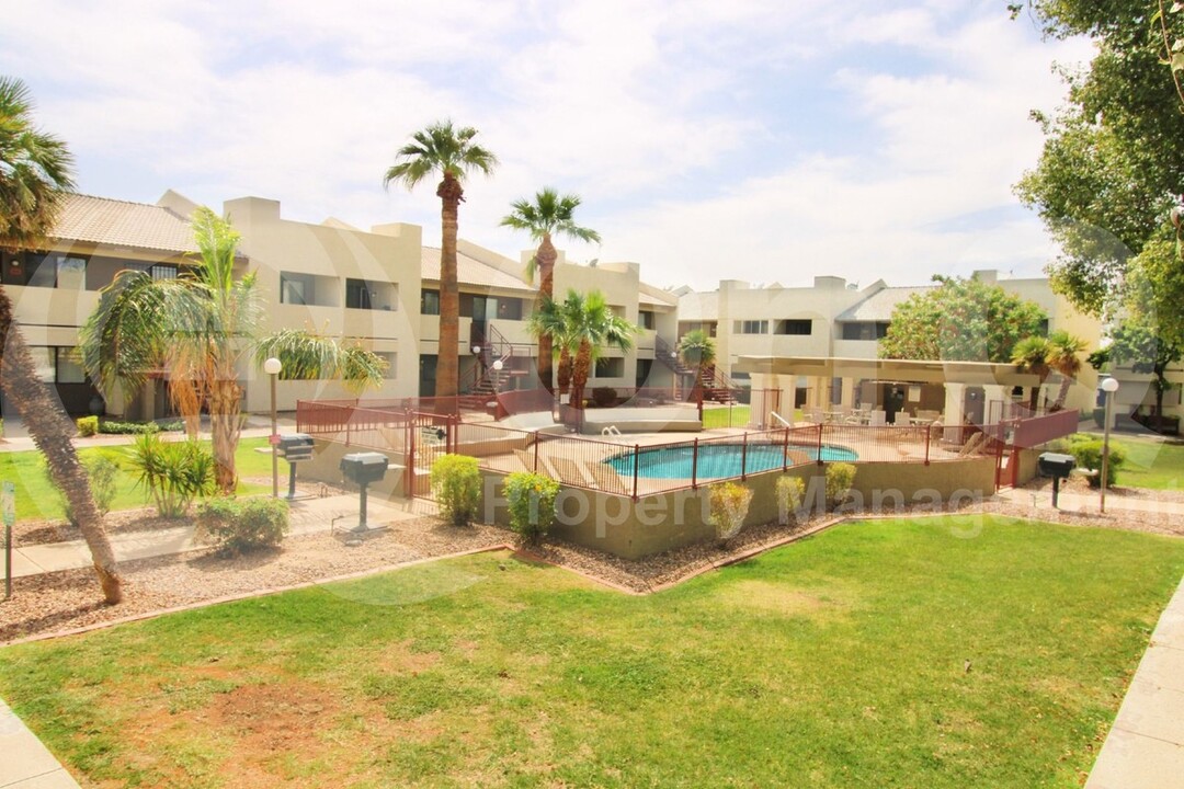 3301 E Earll Dr in Phoenix, AZ - Building Photo