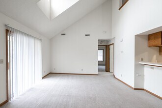 Foxwood Crossing Apartments in Greenfield, WI - Building Photo - Interior Photo