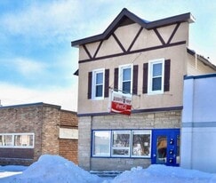 915 W 5th St, Unit Apt 1 in Winona, MN - Building Photo