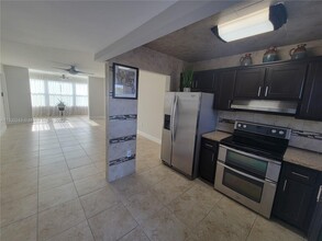 8110 Sunrise Lakes Blvd-Unit -209 in Sunrise, FL - Foto de edificio - Building Photo