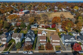 33 Avenue B in Port Washington, NY - Building Photo - Building Photo