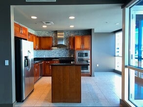 4525 Dean Martin Dr, Unit 1207 in Las Vegas, NV - Foto de edificio - Building Photo