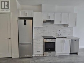 705 Davis Dr in Newmarket, ON - Building Photo - Building Photo