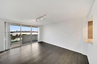 1500 Bay Rd, Unit S1014 in Miami Beach, FL - Building Photo - Building Photo