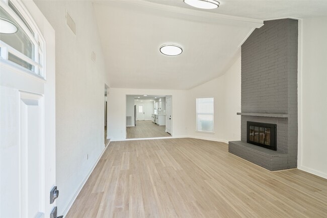 13514 Clarewood Dr in Houston, TX - Building Photo - Building Photo