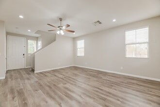 7194 Temecula Valley Ave in Las Vegas, NV - Foto de edificio - Building Photo