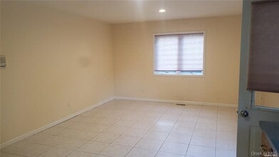 57 Sage Hollow Ct in Dix Hills, NY - Building Photo - Building Photo