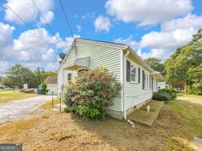 652 Mozley Dr SE in Smyrna, GA - Building Photo - Building Photo