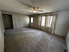 7116 S 71st Ave in La Vista, NE - Building Photo - Building Photo