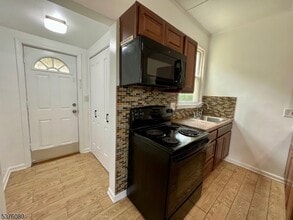 420 Lakeview Ave in Clifton, NJ - Building Photo - Building Photo